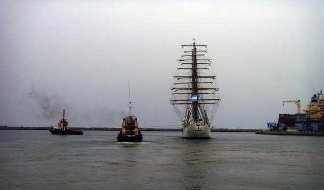 The Argentine naval vessel ARA Libertad is tugged out of Tema harbour in Accra December 19, 2012. REUTERS/Presidencia/Handout